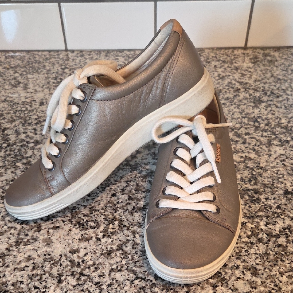 Ecco Women's Silver Leather Low-Top Sneakers 36